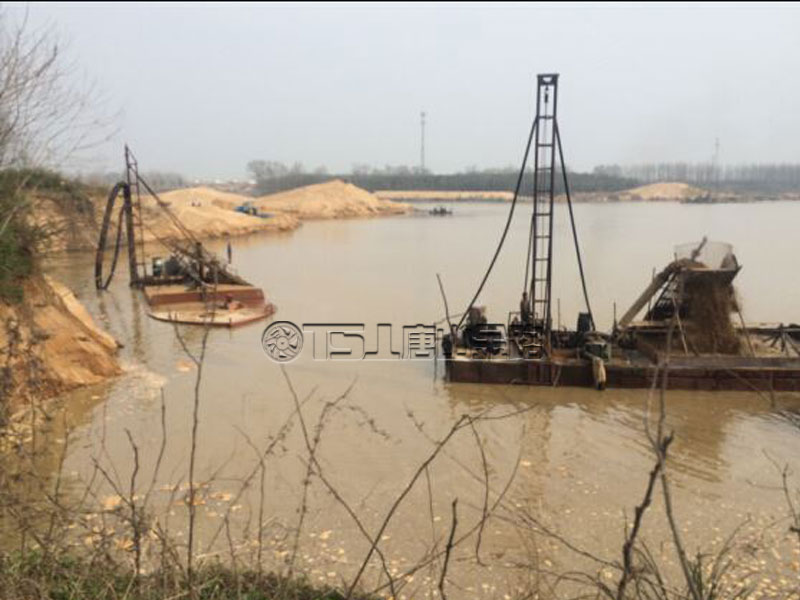 無(wú)節(jié)制開(kāi)采河沙，河堤受損嚴(yán)重