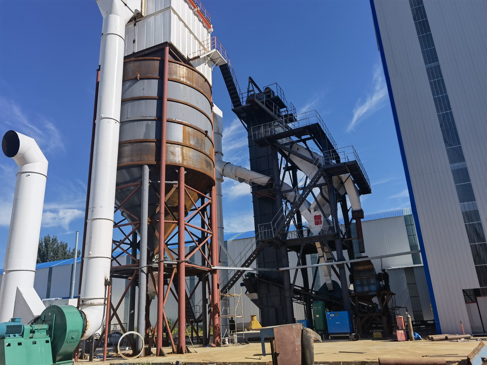 投資石灰石制砂生產(chǎn)線如何選擇設(shè)備？制砂樓怎么樣？